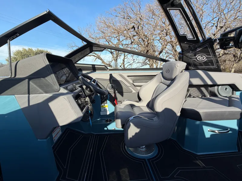 Slide: The Image of 2026 COBALT R4 SURF - Image 14 - 14