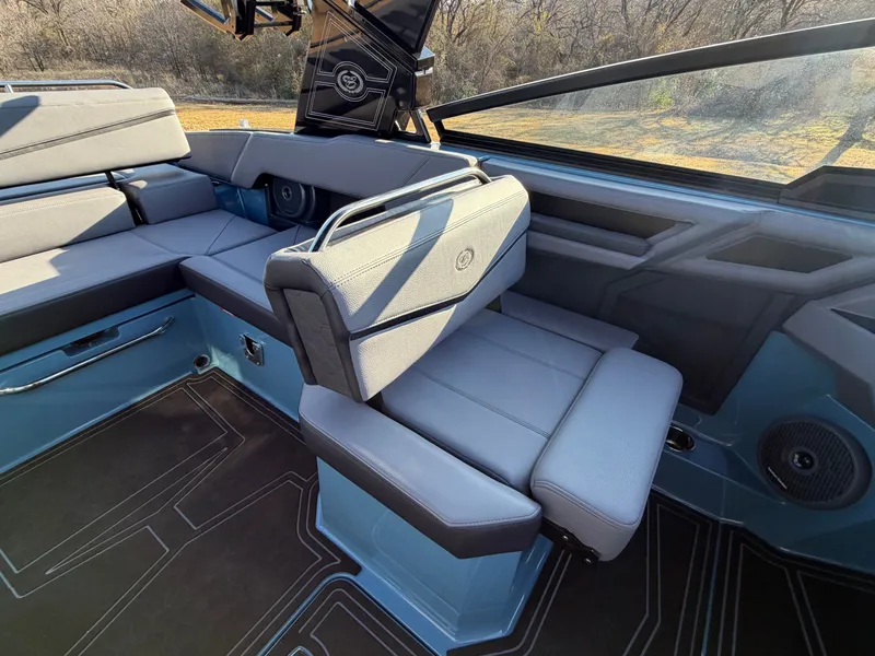 Slide: The Image of 2026 COBALT R4 SURF - Image 17 - 17