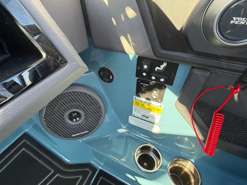 Slide: The Image of 2026 COBALT R4 SURF - Image 21 - 21