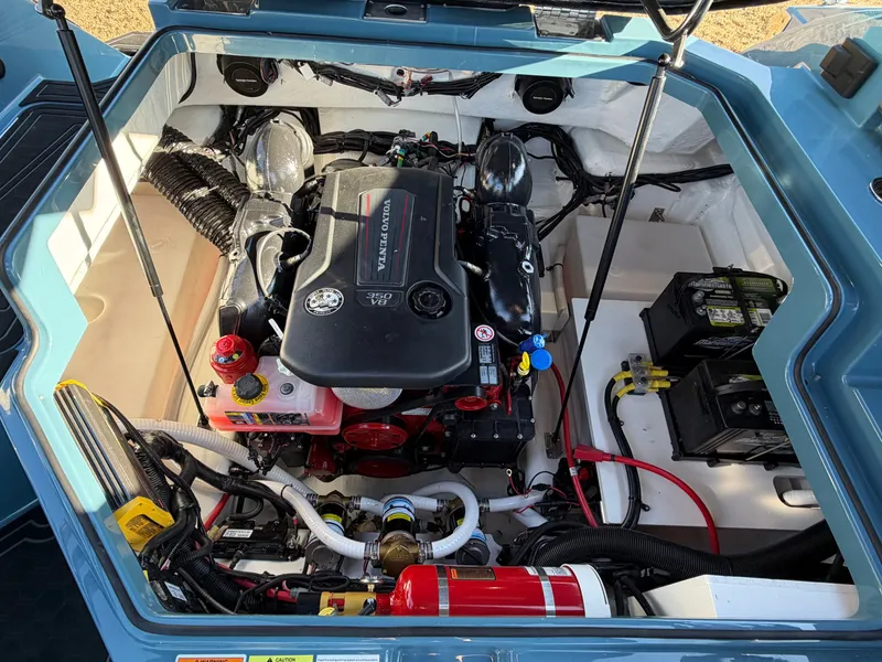 Slide: The Image of 2026 COBALT R4 SURF - Image 23 - 23