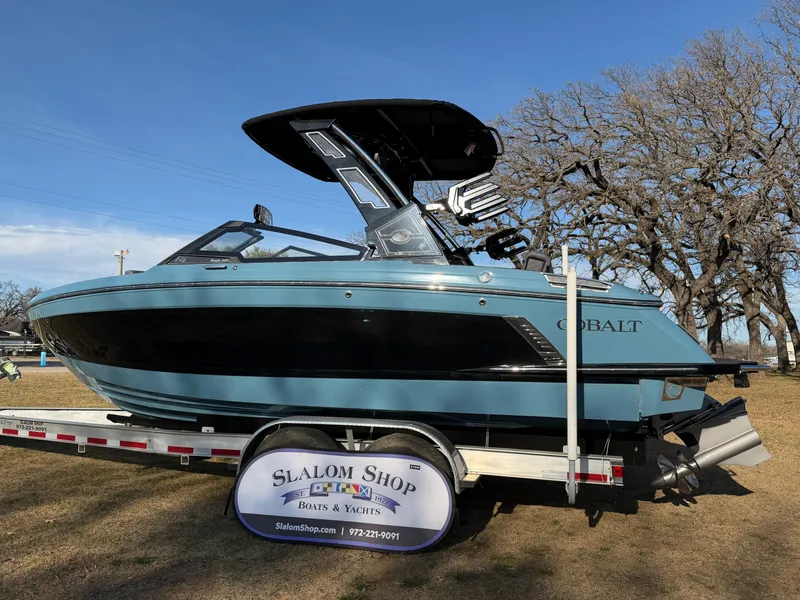 Slide: The Image of 2026 COBALT R4 SURF - Image 5 - 5