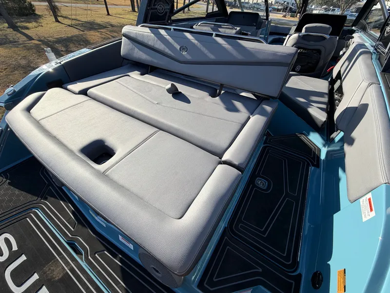 Slide: The Image of 2026 COBALT R4 SURF - Image 8 - 8