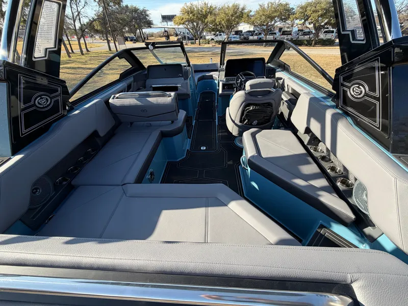 Slide: The Image of 2026 COBALT R4 SURF - Image 9 - 9