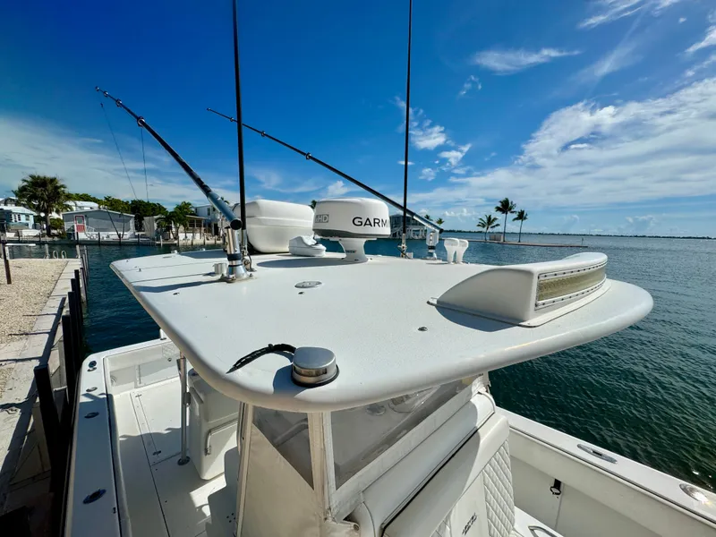 Slide: The Image of SeaVee 340i boat from 2000 docked under clear sky. - 32