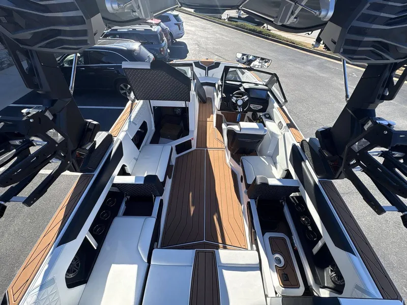 Slide: The Image of Nautique Super Air Nautique GS22 2026 - 32