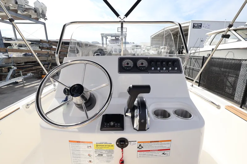 Slide: The Image of Boston Whaler 190 Montauk 2026 - 15