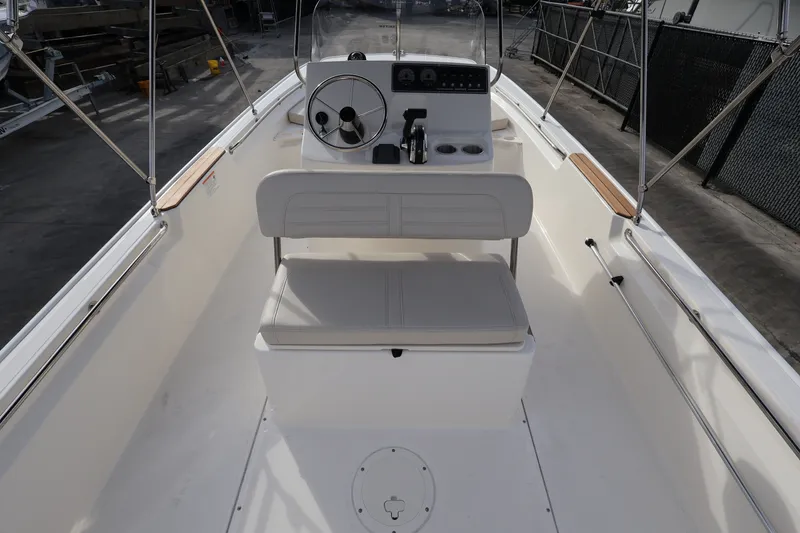 Slide: The Image of Boston Whaler 190 Montauk 2026 - 17