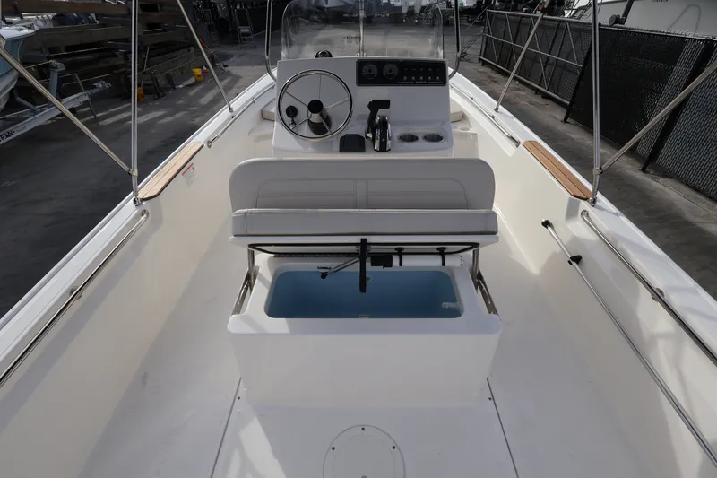 Slide: The Image of Boston Whaler 190 Montauk 2026 - 18