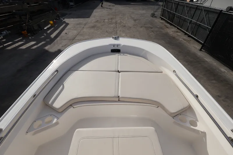 Slide: The Image of Boston Whaler 190 Montauk 2026 - 7