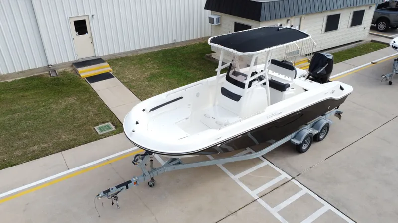 Slide: The Image of Bayliner T-22 2022 - 11