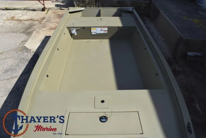 Slide: The Image of Tracker Grizzly 1648 Utility 2026 - 7