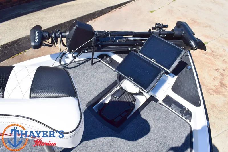 Slide: The Image of Phoenix Bass Boats 21 XE 2026 - 11