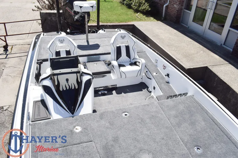 Slide: The Image of Phoenix Bass Boats 21 XE 2026 - 13