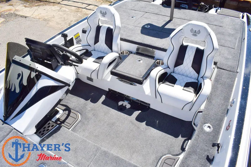 Slide: The Image of Phoenix Bass Boats 21 XE 2026 - 17