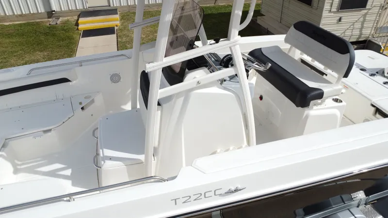 Slide: The Image of Bayliner T-22 2022 - 22