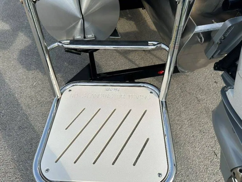 Slide: The Image of Harris Grand Mariner 230 2026 - 22