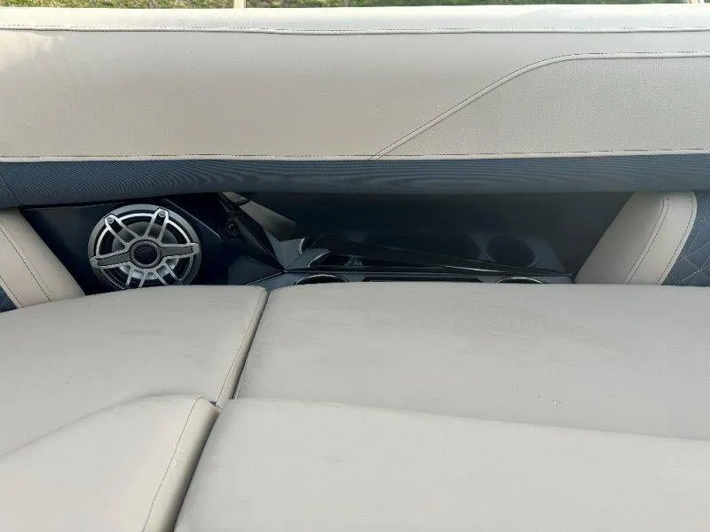 Slide: The Image of Harris Grand Mariner 230 2026 - 23