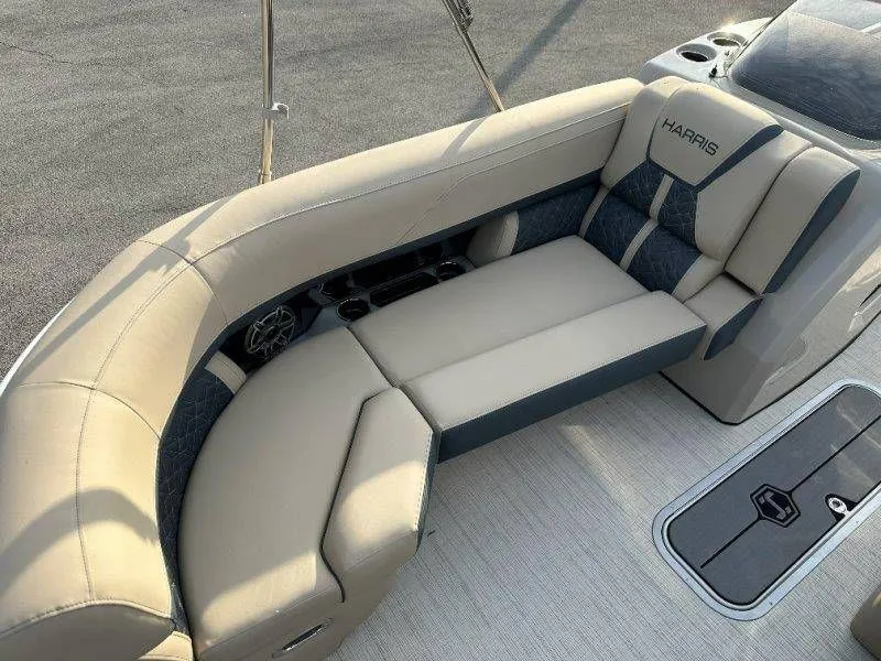 Slide: The Image of Harris Grand Mariner 230 2026 - 24