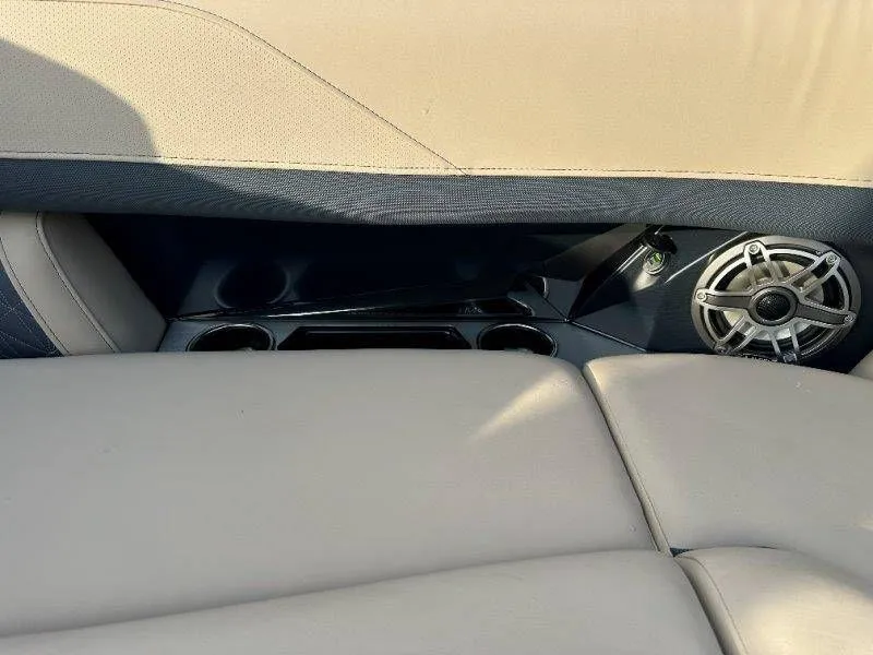 Slide: The Image of Harris Grand Mariner 230 2026 - 25