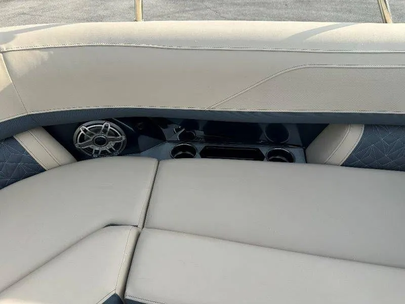 Slide: The Image of Harris Grand Mariner 230 2026 - 27