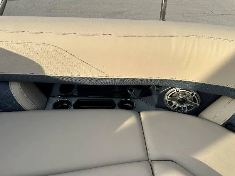 Slide: The Image of Harris Grand Mariner 230 2026 - 31