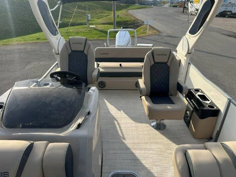 Slide: The Image of Harris Grand Mariner 230 2026 - 37