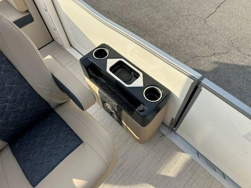 Slide: The Image of Harris Grand Mariner 230 2026 - 45