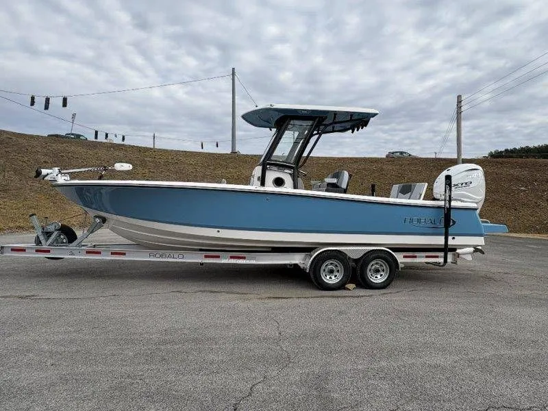 Slide: The Image of Robalo 266 Cayman 2026 - 18