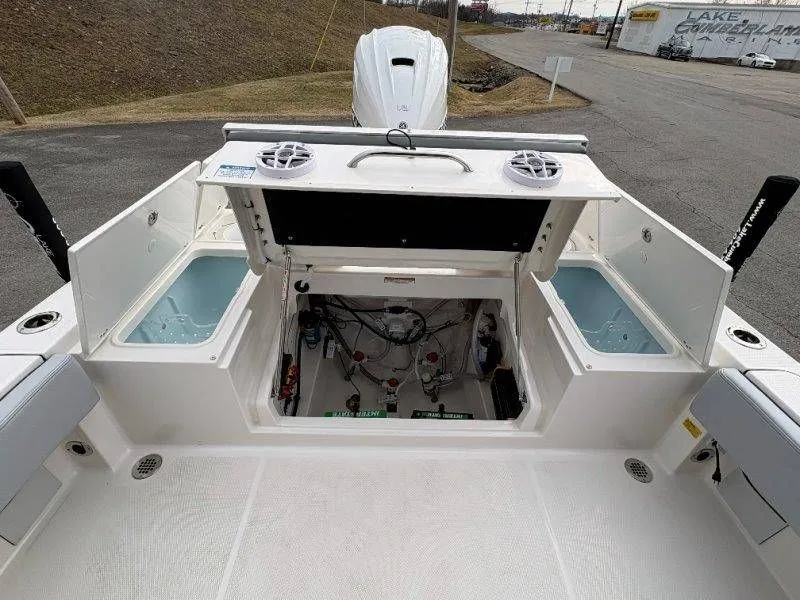 Slide: The Image of Robalo 266 Cayman 2026 - 33