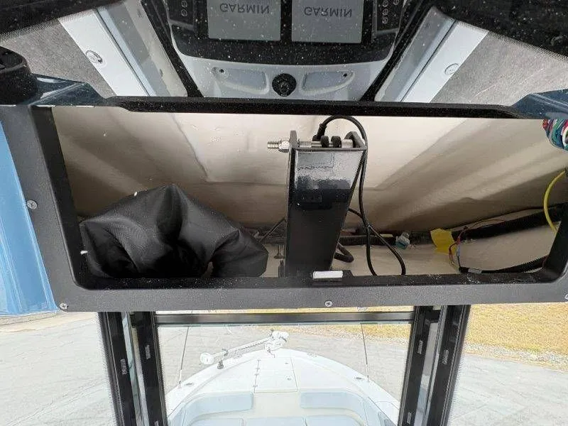 Slide: The Image of Robalo 266 Cayman 2026 - 35