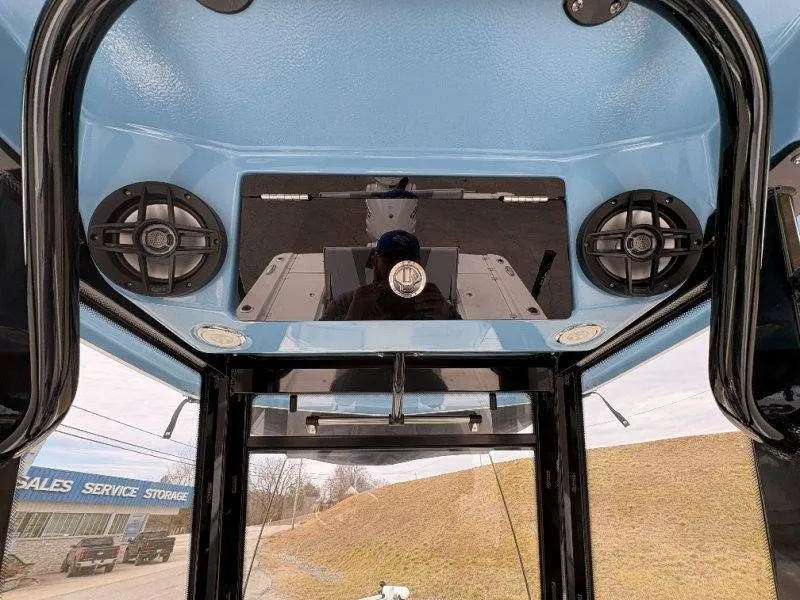 Slide: The Image of Robalo 266 Cayman 2026 - 38