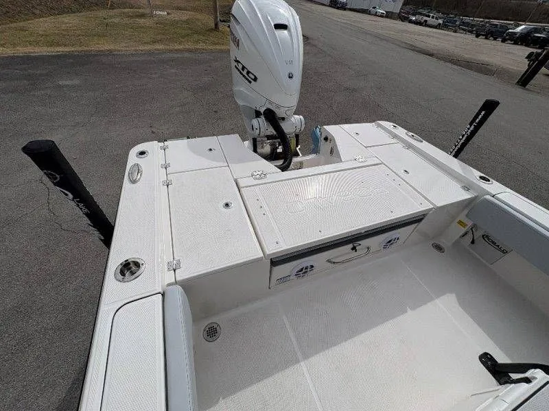 Slide: The Image of Robalo 266 Cayman 2026 - 40