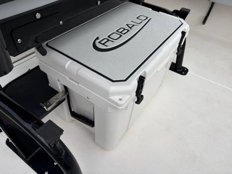 Slide: The Image of Robalo 266 Cayman 2026 - 41