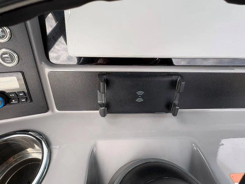 Slide: The Image of Robalo 266 Cayman 2026 - 42