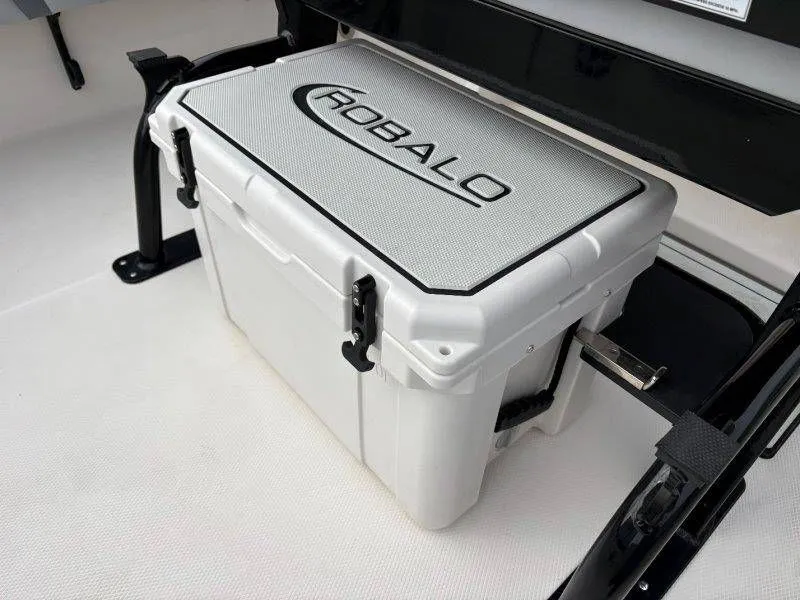 Slide: The Image of Robalo 266 Cayman 2026 - 44