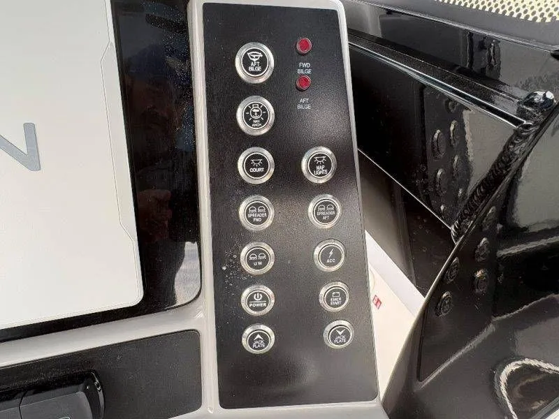 Slide: The Image of Robalo 266 Cayman 2026 - 46