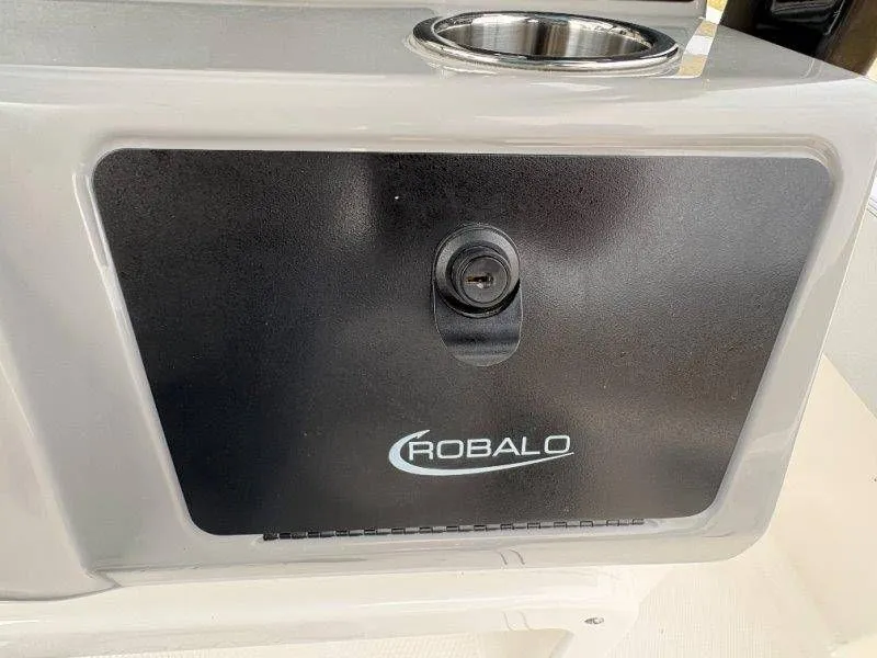 Slide: The Image of Robalo 266 Cayman 2026 - 47