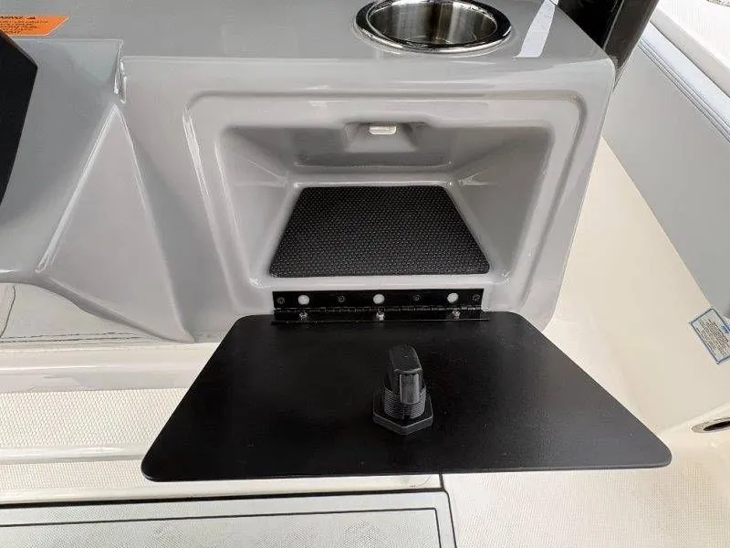 Slide: The Image of Robalo 266 Cayman 2026 - 48