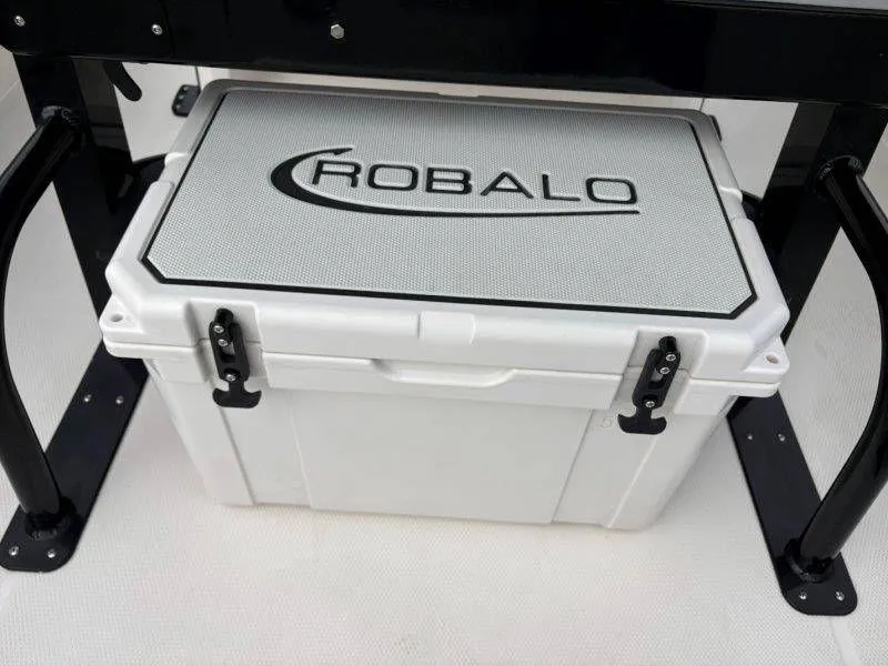 Slide: The Image of Robalo 266 Cayman 2026 - 50