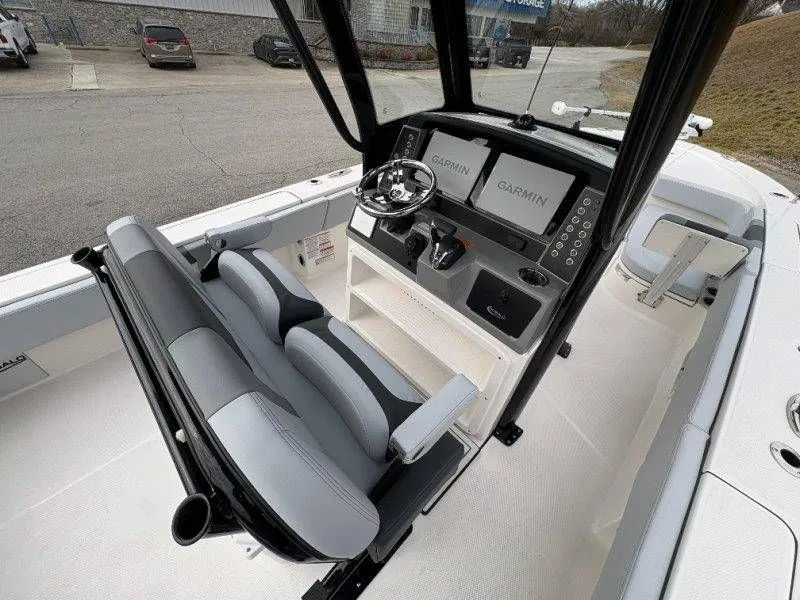 Slide: The Image of Robalo 266 Cayman 2026 - 54