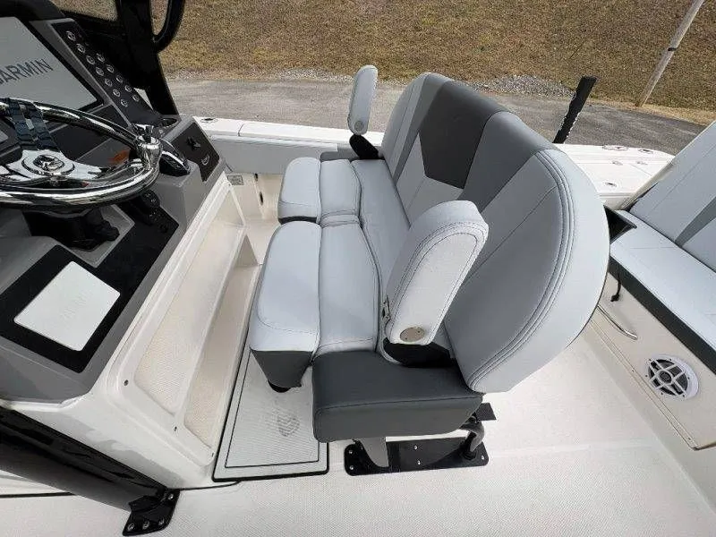 Slide: The Image of Robalo 266 Cayman 2026 - 58
