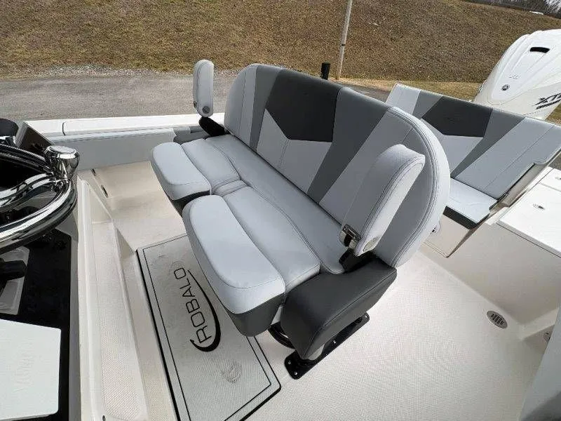 Slide: The Image of Robalo 266 Cayman 2026 - 59