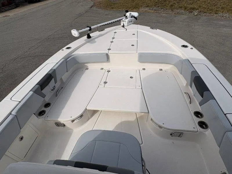 Slide: The Image of Robalo 266 Cayman 2026 - 74