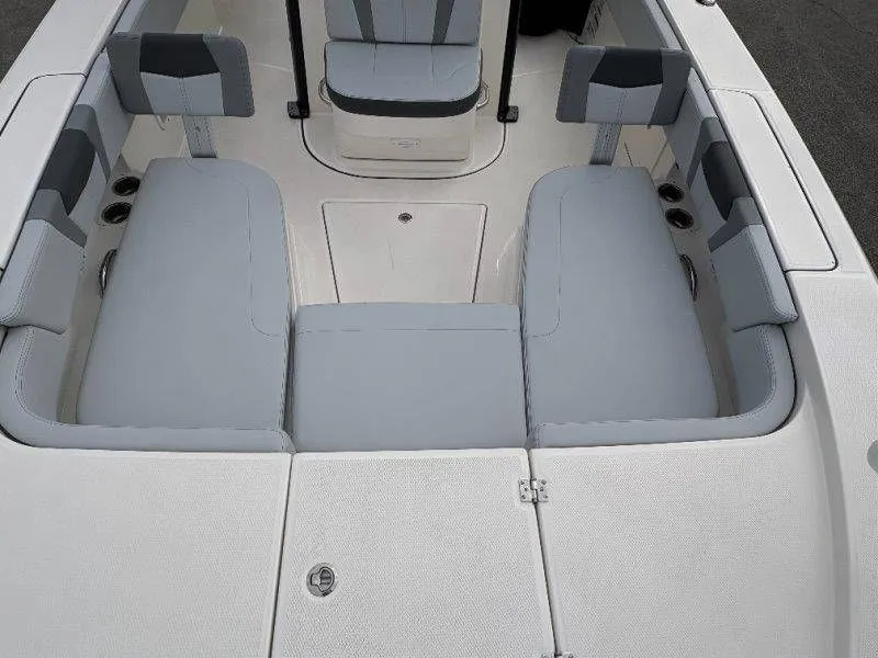 Slide: The Image of Robalo 266 Cayman 2026 - 79