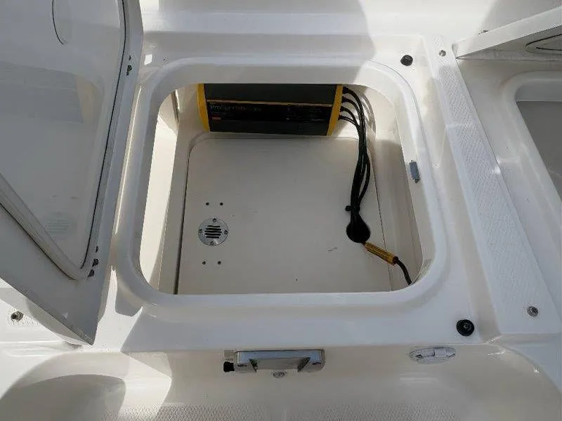 Slide: The Image of Robalo 266 Cayman 2026 - 80