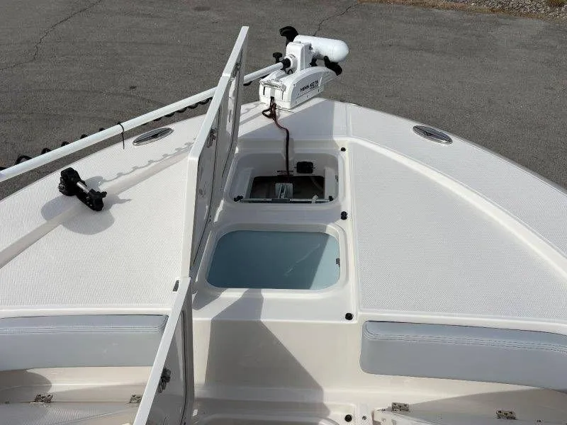 Slide: The Image of Robalo 266 Cayman 2026 - 83