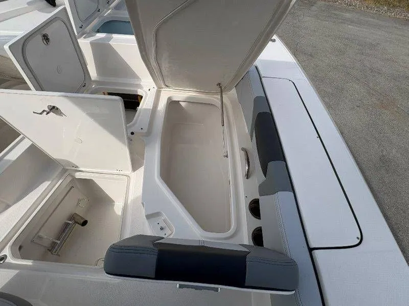 Slide: The Image of Robalo 266 Cayman 2026 - 84