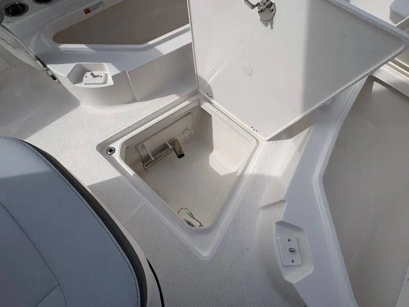 Slide: The Image of Robalo 266 Cayman 2026 - 85