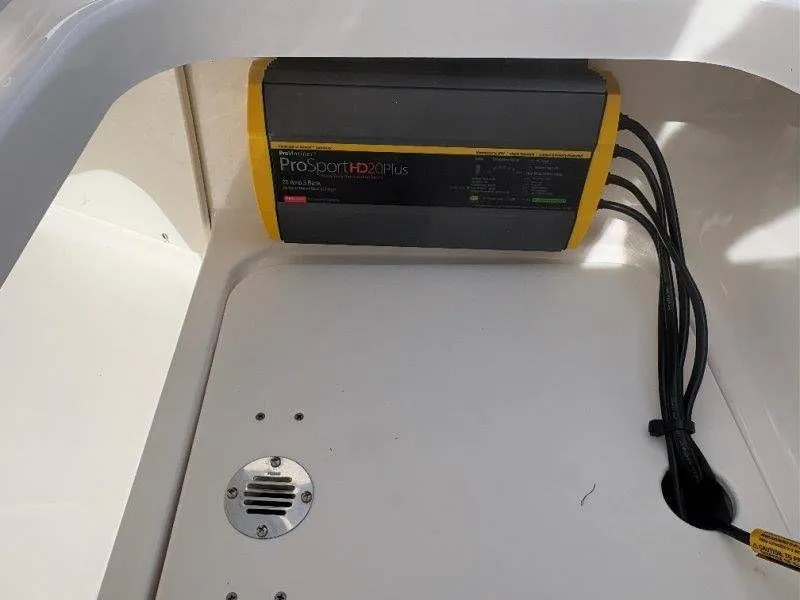 Slide: The Image of Robalo 266 Cayman 2026 - 86