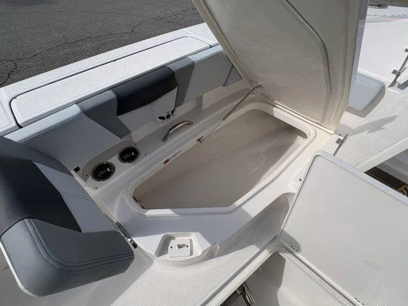 Slide: The Image of Robalo 266 Cayman 2026 - 88